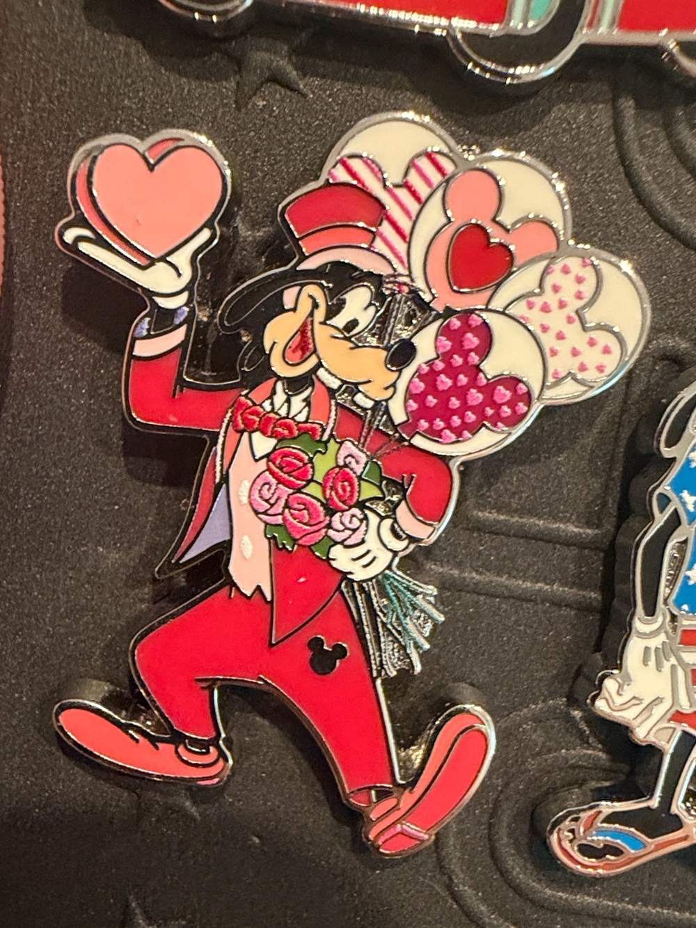 Disney Hidden Mickey - Goofy Valentines Day pin